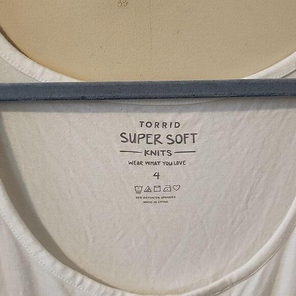 Torrid top size 4 - Picture 2 of 2